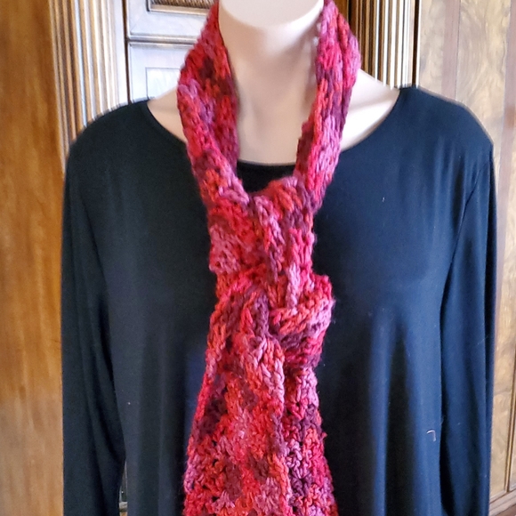 NWT BEAUTIFUL CRUSHED BERRY COLOR HANDMADE CROCHET SCARF  #1036 - Picture 2 of 6
